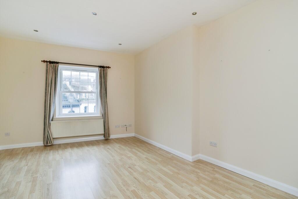 Flat 19, Fleet Court, 26 Fleet Street, Torquay TQ1 1DR